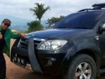 uskub-muzamil-bersama-mobil-fortuner-yang-ia-janjikan-sebagai-hadiah-sayembara_20170605_070805.jpg