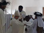 uskup-agung-timika-pimpin-misa-pentahbisan-tiga-imam-baru-di-gereja-katholik-st-misael.jpg