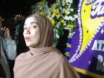 ussy-sulistiawati-saat-ditemui-di-rumah-duka-ayah-nindy-ayunda.jpg