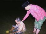 ustaz-ujang-bushtomi-pemilik-padepokan-anti-galau-memandikan-mursyid-45.jpg