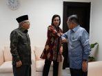 usuf-kalla-dan-sri-mulyani-tunjukka.jpg