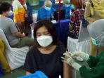 vaksinasi-covid-19-para-pedagang-pasar-dan-tenant-mal_20210301_205911.jpg