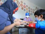 vaksinasi-covid-19-untuk-anak-nakes-gunakan-topeng-superhero_20211229_210934.jpg