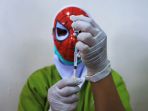 vaksinasi-covid-19-untuk-anak-nakes-gunakan-topeng-superhero_20211229_211536.jpg