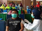 vaksinasi-covid-19-untuk-petugas-pelayanan-publik-di-tangerang_20210312_181319.jpg