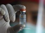 vaksinator-saat-akan-melakukan-vaksinasi-kepada-tenaga-kesehatan-rs-husada-utama.jpg