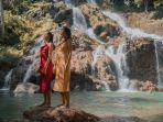 val-dan-vero-saat-berada-di-air-terjun-lapopu-sumba-barat.jpg