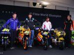 valentino-rossi-2l-berpose-dengan-managing-director-yamaha-motor-racing.jpg
