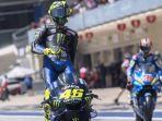 valentino-rossi-berdiripegell.jpg