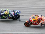 valentino-rossi-jatuhkan-marc-marquez-di-seri-motogp-sepang_20151029_110223.jpg