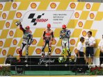 valentino-rossi-jatuhkan-marc-marquez-di-seri-motogp-sepang_20151029_110911.jpg