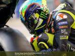 valentino-rossi-jongkok.jpg