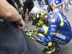 valentino-rossi-jongkok_20170808_034345.jpg