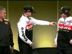 valentino-rossi-kenakan-jaket-merah-putih.jpg