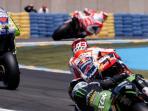 valentino-rossi-melewati-marc-marquez_20150518_164444.jpg