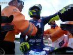 valentino-rossi-menoyor-kepala-salah-satu-marshal-motogp-malaysia-karena-diajak-selfie.jpg