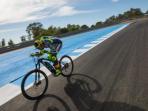 valentino-rossi-naik-sepeda_20150502_002059.jpg
