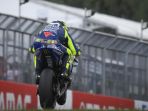 valentino-rossi-saat-menjalani-sesi-latihan-bebas-di-sirkuit-sachsenring_20180801_154238.jpg