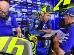 valentino-rossi-sedang-berdiskusi_20181031_052729.jpg