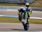 valentino-rossi-standing_20150626_233337.jpg