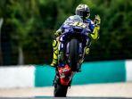 valentino-rossi-standingdisepang.jpg