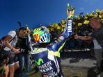 valentino-rossi-tetap-menyapa-fansnya_20160912_200152.jpg