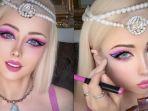 valeria-lukyankova-wanita-yang-dijuluki-barbie-ukraina-sedang-memperlihatkan-hasil-make-up-nya.jpg