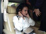 vanessa-angel-memasuki-mobil-yang-menjemputnya-di-rutan-medaeng.jpg