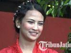 vanessa-angel-saat-berjoget-bersama-dalam-acara-fashion-show-rutan-perempuan-kelas-ii-a-surabaya.jpg
