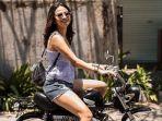 vanessa-angel-tampil-seksi-di-atas-motor-honda-monkey.jpg