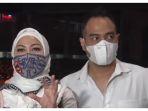 venna-melinda-dan-ferry-irawan-saat-akan-berangkat-ke-bali.jpg
