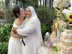via-vallen-hadiahkan-kue-tart-berisi-uang-jutaan-rupiah-di-ulang-tahun-ibunya-ke-45.jpg