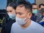 vicky-prasetyo-dan-kalina-oktarani-saat-ditemui-oleh-awak-media.jpg