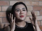 vicky-shu-hadiri-verifikasi-partai-demokrat-di-kpu_20180130_152728.jpg