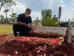 vicky-ziarah-ke-makam-ibunda-kalina.jpg