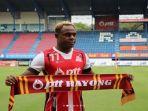 victor-igbonefo-memamerkan-atribut-klub-baru-ptt-rayong-setelah-hengkang-dari-persib-bandung.jpg