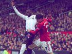 victor-lindelof-mencoba-merebut-bola-dari-divock-origi.jpg