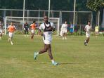 victor-mansaray-dalam-sesi-latihan-perdana-bersama-malut-united-fc.jpg