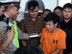 video-adi-saputra-perusak-motor-yang-viral-menangis-minta-maaf-cium-tangan-polisi-yang-menilang.jpg