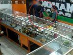 video-aksi-pembegalan-di-warteg-terekam-cctv-jadi-viral-dan-ini-kata-kepolisian.jpg