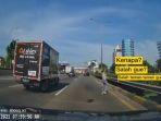 video-aksi-seorang-wanita-menyeberang-jalan-tol-di-jakarta-selatan-viral.jpg