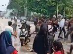 video-aksi-tak-terpuji-di-puncak-ritual-erau-pengendara-motor-dilempar-air-jarak-dekat-sampai-jatuh.jpg