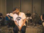 video-akustik-dasar-hati-ungu121.jpg