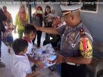 video-bocah-tk-naik-motor-mini-jadi-viral-kasat-lantas-polres-sampang-datangi-rumahnya-beri-hadiah_20180406_155434.jpg