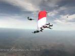 video-detik-detik-anggota-kopassus-freefall-kibarkan-bendera-raksasa-di-udara-raih-rekor-muri.jpg