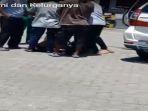 video-detik-detik-ibu-rt-menjerit-di-depan-anak-saat-kepergok-selingkuh-videonya-viral-di-wa.jpg