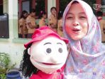 video-dina-rizkiana-pendongeng-cantik-ini-sisipkan-pesan-kesehatan-kepada-murid-sd_20170122_172500.jpg