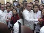 video-edy-rahmayadi-turunkan-tangan-warga-yang-acungkan-dua-jari-dan-jempol-saat-berfoto-dengannya.jpg