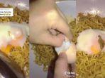 video-gadis-yang-menambahkan-emas-24-karat-dalam-telur-dan-mi-instan-2.jpg