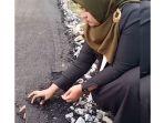 video-jalan-digaruk-hingga-hancur.jpg